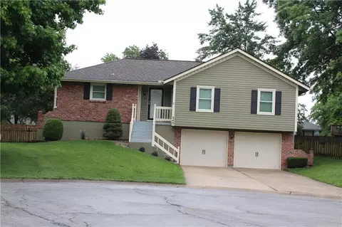 243 SE Brownfield Ct, Lees Summit, MO 64063
