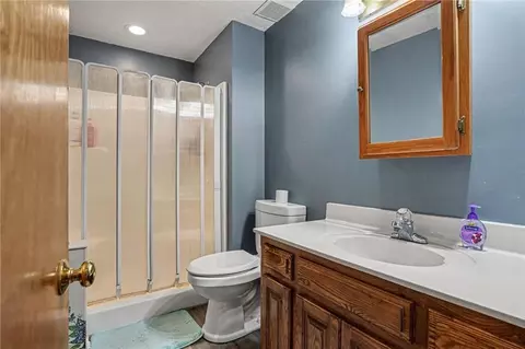 Bath - 705 Benjamin Ave, Gower, MO 64454 photo 2 of 3