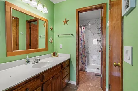 Bath - 705 Benjamin Ave, Gower, MO 64454 photo 1 of 3