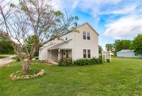 704 S Pine St, Holden, MO 64040