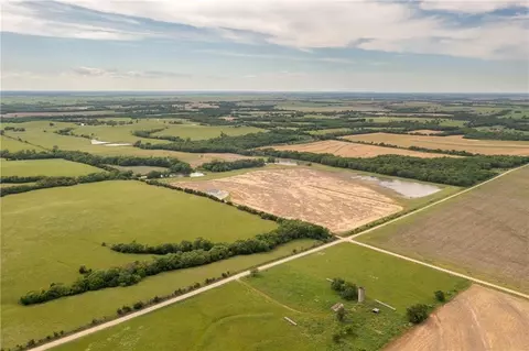 27699 S Hoch Rd, Osage City, KS 66523