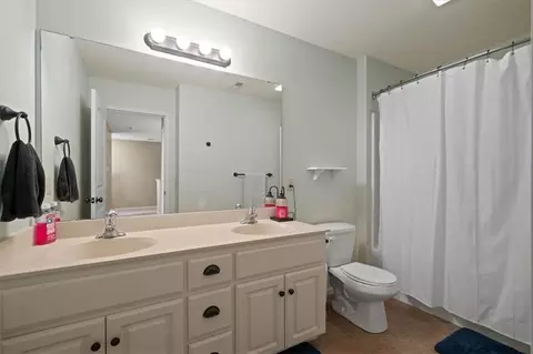 Bath - 1304 Ashdown Cir, Raymore, MO 64083 photo 3 of 4
