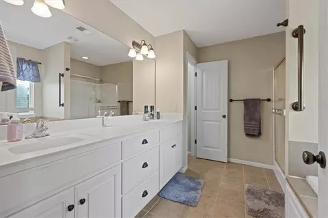 Bath - 1304 Ashdown Cir, Raymore, MO 64083 photo 2 of 4
