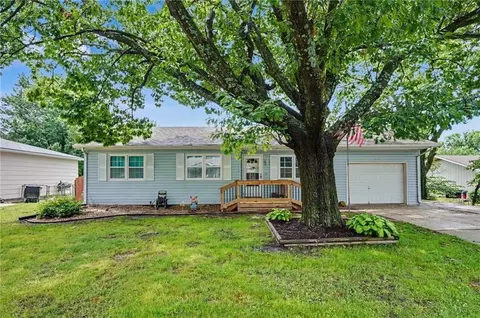 1615 E Glenn Dr, Lawrence, KS 66044