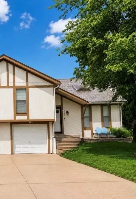 122 N Saxony Dr, Olathe, KS 66061