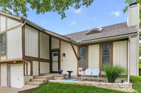 122 N Saxony Dr, Olathe, KS 66061