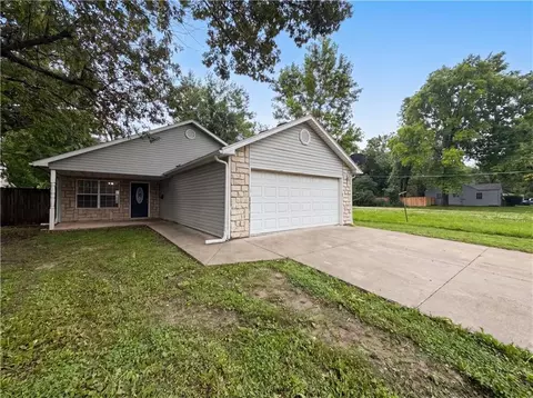 905 S Butler Ter, Harrisonville, MO 64701