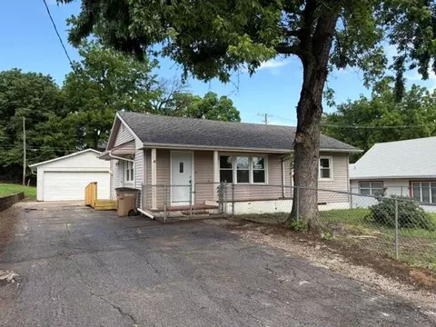 1605 S 6th St, Atchison, KS 66002