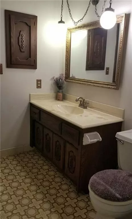 Bath - 811 Barron Rd, Raymore, MO 64083 photo 3 of 3