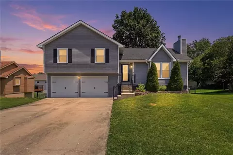 1707 Sunset Dr, Kearney, MO 64060