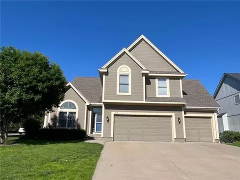 2401 SW Tracker Ln, Lees Summit, MO 64082