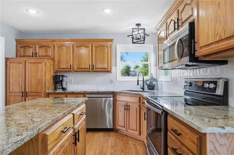 Kitchen - 2401 SW Tracker Ln, Lees Summit, MO 64082 photo 4 of 4