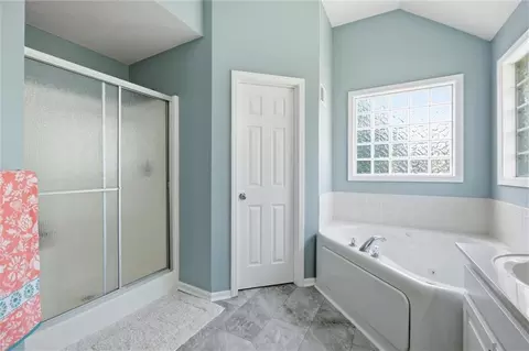 Bath - 2401 SW Tracker Ln, Lees Summit, MO 64082 photo 3 of 6