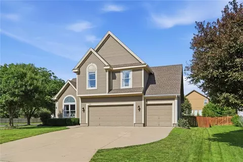 Exterior - 2401 SW Tracker Ln, Lees Summit, MO 64082 photo 4 of 10