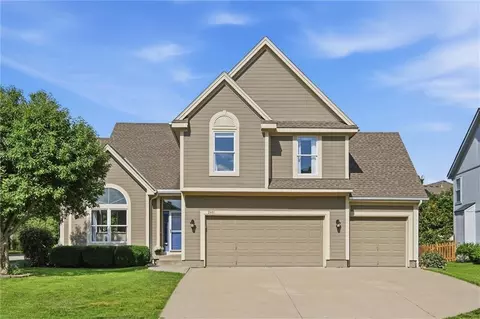 2401 SW Tracker Ln, Lees Summit, MO 64082