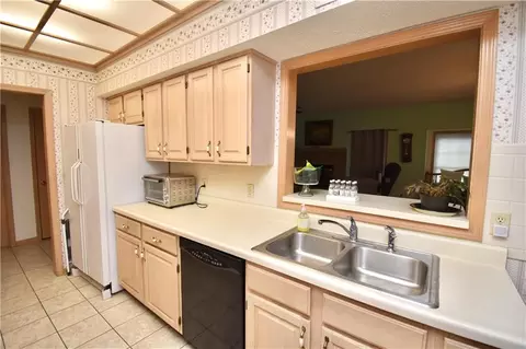 Kitchen - 17800 E Bolger Rd #101, Independence, MO 64055 photo 3 of 4