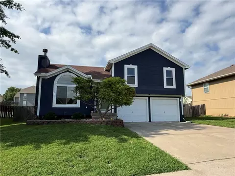 104 Spinnaker Dr, Smithville, MO 64089