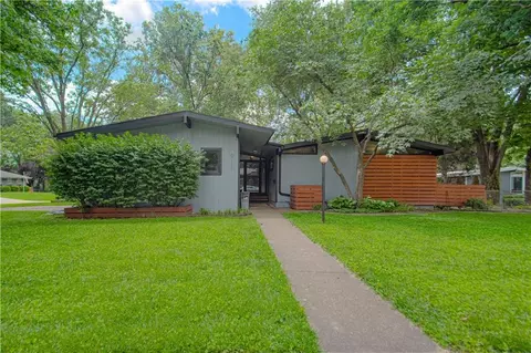 9122 Grant Ln, Overland Park, KS 66212
