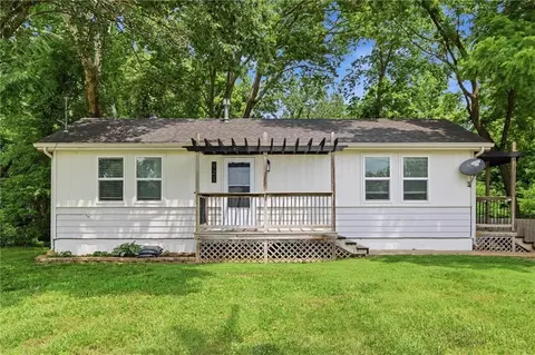 921 E 4th St, Tonganoxie, KS 66086