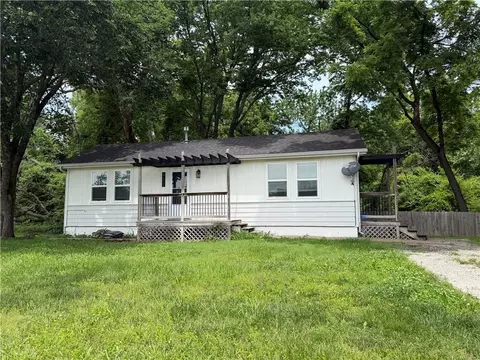 921 E 4th St, Tonganoxie, KS 66086