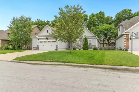 2821 SE Jennifer Dr, Lees Summit, MO 64063