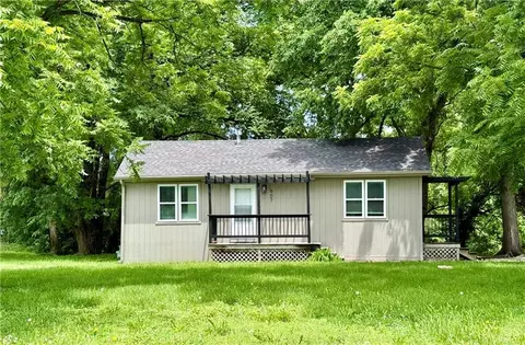 907 4th St, Tonganoxie, KS 66086