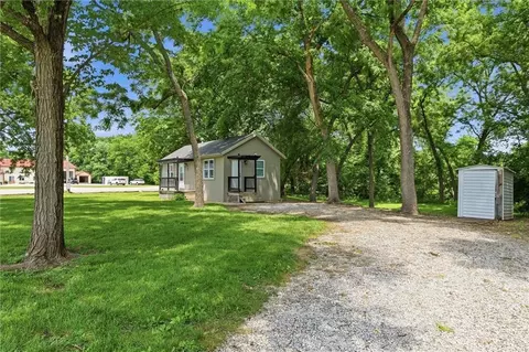 907 4th St, Tonganoxie, KS 66086
