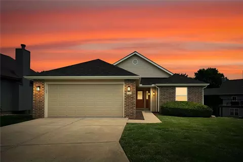 1021 SW 8th St, Lees Summit, MO 64081