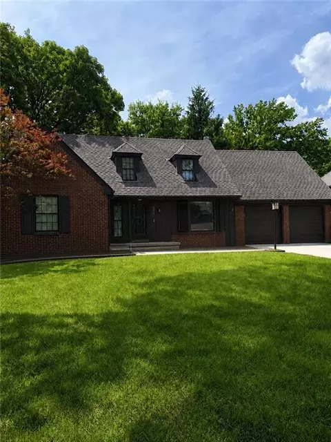 6000 Reinhardt Dr, Fairway, KS 66205