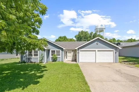 1181 S Delaware St, Tonganoxie, KS 66086