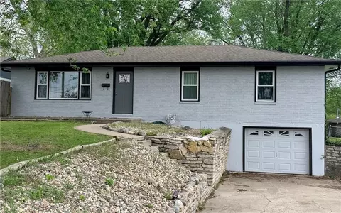 13101 NW Porter Rd, Parkville, MO 64152
