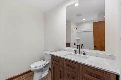 Bath - 15096 E Quail Rd, Nevada, MO 64772 photo 6 of 7