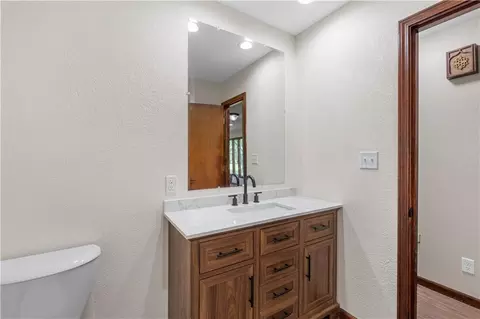 Bath - 15096 E Quail Rd, Nevada, MO 64772 photo 5 of 7