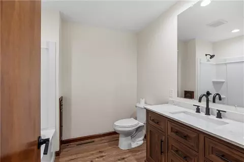 Bath - 15096 E Quail Rd, Nevada, MO 64772 photo 4 of 7