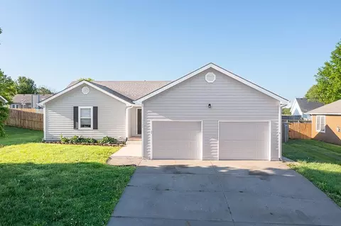 1762 Finch Dr, Tonganoxie, KS 66086