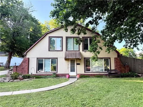 3127 Gene Field Rd, Saint Joseph, MO 64506
