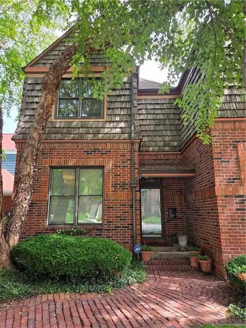 110 E 30th St, Kansas City, MO 64108