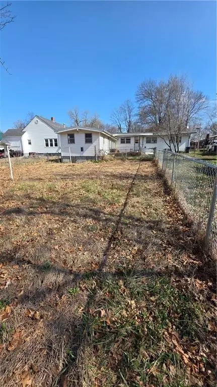 Exterior - 405 E Colt St, Windsor, MO 65360 photo 3 of 4