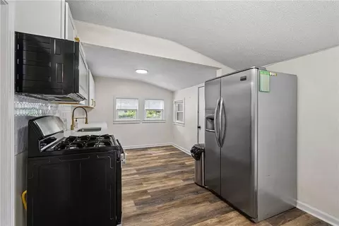 Entry Way - 522 S Cedar Ave, Independence, MO 64053 photo 3 of 3