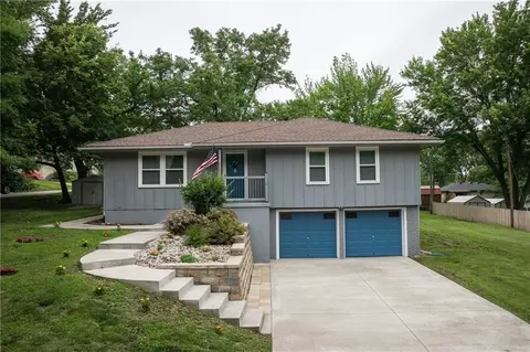 218 SW 20th Ter, Oak Grove, MO 64075