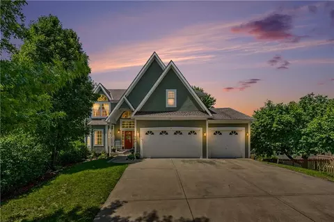 905 Ash Dr, Smithville, MO 64089