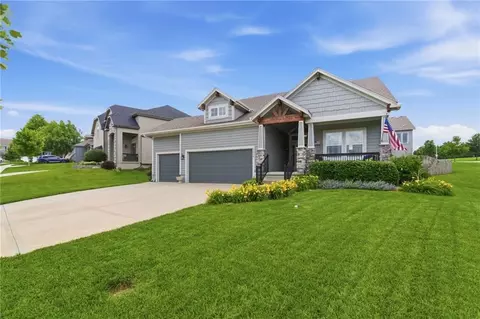 1019 N Cedarcrest Dr, Olathe, KS 66061