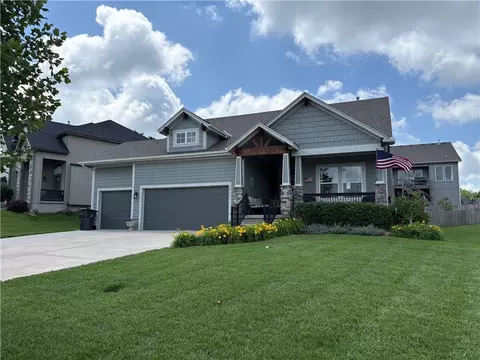 1019 N Cedarcrest Dr, Olathe, KS 66061