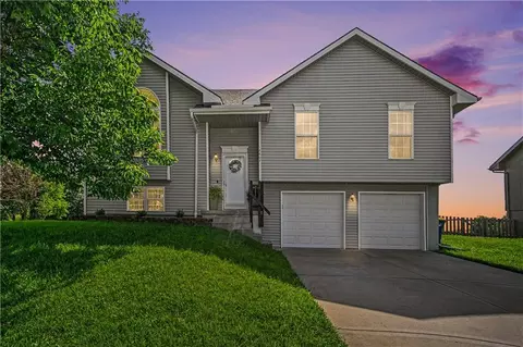18607 Wildflower Dr, Smithville, MO 64089