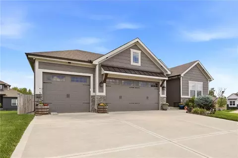 1717 SW 26th Ter, Lees Summit, MO 64082