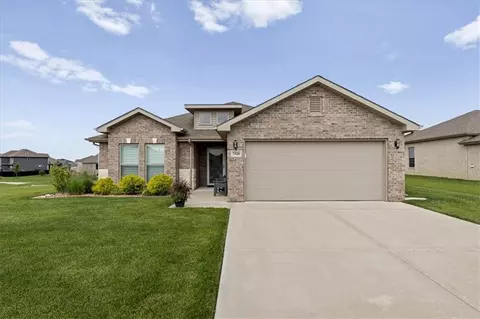 7528 Arapahoe Dr, Shawnee, KS 66227