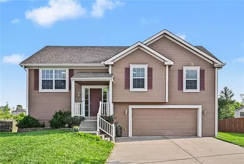 502 Lake Meadows Dr, Smithville, MO 64089