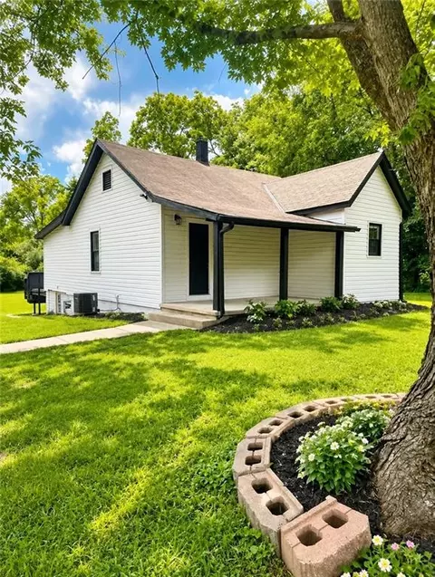 8007 E 75th St, Kansas City, MO 64138
