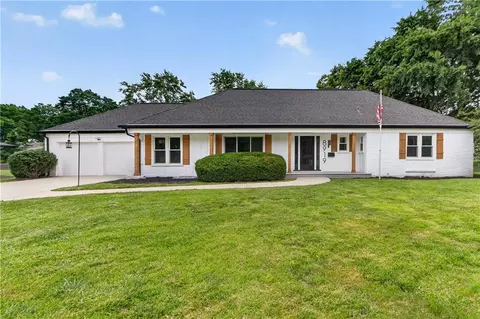 8919 Mission Rd, Leawood, KS 66206