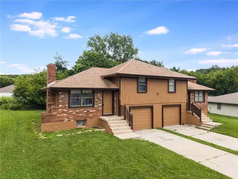 705 NE Banner Dr, Lees Summit, MO 64086